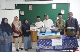 Keluarga Penerima Manfaat di Kota Padang Panjang saat terima bantuan berupa perlengkapan memasak dalam program Graduasi Mandiri Keluarga Harapan yang diserahkan di Aula Dinas Sosial PPKBPPPA, Jumat (21/11/2025). (Foto Kominfo).