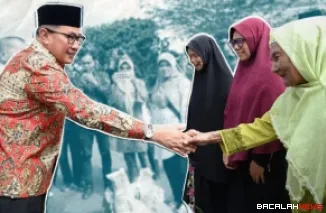 Wali Kota Bukittinggi, Ramlan Nurmatias berikan bantuan pangan ke warga di Halaman Balaikota, Kamis (13/11/2025). (Foto Kominfo).