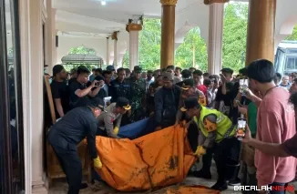 Bupati Benni Warlis tampak berpartisipasi dalam mengangkat korban bencana alam yang melanda Kabupaten Agam. Dok