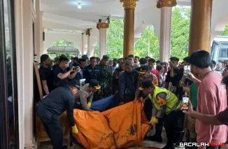 Bupati Benni Warlis tampak berpartisipasi dalam mengangkat korban bencana alam yang melanda Kabupaten Agam. Dok