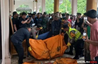 Bupati Benni Warlis tampak berpartisipasi dalam mengangkat korban bencana alam yang melanda Kabupaten Agam. Dok