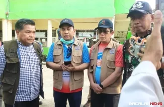 Bupati Agam Benni Warlis saat meninjau kondisi para pengungsi di Posko Jorong Kampung Tangah, Nagari Salareh Aia Timur, Kecamatan Palembayan, Sabtu (29/11/2025). Foto Anizur