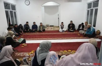 Para ASN Padang Panjang antusias mengikuti kegiatan i'tikaf rutin di Musala Rumah Dinas Wali Kota, Kamis (13/11/2025) malam. (Foto Kominfo)