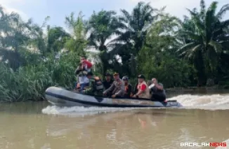 Tim gabungan sisiri sungai Batang Antokan di Lubuk Kubang Alahan Kasai, Lubuk Basung dengan perahu karet guna pencarian warga terseret arus sungai yang telah memasuki hari kelima, Minggu (30/11/2025). Foto Anizur