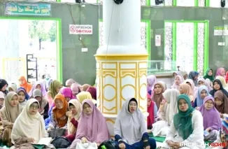 Sejumlah ASN di lingkungan Pemkab Agam tampak antusias mengikuti wirid mingguan di Masjid Agung Nurul Falah Lubuk Basung, Jumat (21/11/2025). (Foto Kominfo).