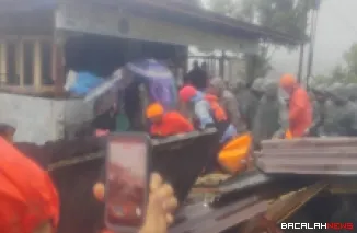 Petugas terlihat tengah melakukan pencarian terhadap korban banjir bandang di Malalak Timur Kabupaten Agam. Dok
