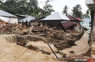 Sejumlah rumah warga di Tanjung Raya Kabupaten Agam hancur tertimbun material lumpur dan kayu dampak dari banjir bandang. Dok