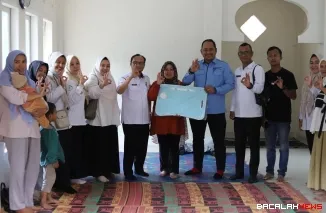 Kepala Cabang Bank Nagari Padang Panjang, Handre Irviyandi dan Kepala Dinas Sosial PPKBPPPA, Winarno, Lurah Silaing Bawah, Yohanes Alatumahu, Kepala Puskesmas Bukit Surungan, Yusri Yanti foto bersama usai serahkan fasilitas Posyandu RT 20. (foto Kominfo)