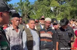 Bupati Benni Warlis tinjau warga terdampak bencana Hidrometeorologi di tempat pengungsian. Dok