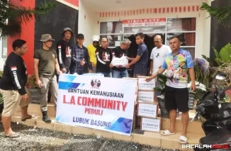 LA Community salurkan bantuan untuk warga yang terdampak banjir bandang dan longsor di Kecamatan Tanjung Raya, Kabupaten Agam, Minggu (30/11/2025). Foto Anizur