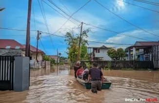 Para korban banjir di Kota Padang tengah dievakuasi menggunakan perahu kayu setelah rumah mereka teredam air. Dok