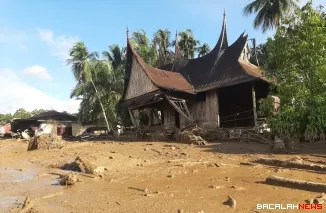 Penampakan rumah adat Minangkabau terdampak bencana banjir bandang di Kabupaten Agam. Dok