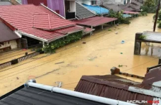 Penampakan banjir melanda salah satu pemukiman penduduk di kota Padang. Dok