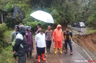 Bupati Benni Warlis lakukan peninjauan infrastruktur jalan yang mengalami rusak berat dampak dari bencana alam yang melanda Kabupaten Agam. Foto Anizur