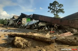 Penampakan rumah warga tertimbun longsor di Kabupaten Agam dampak dari bencana Hidrometeorologi. Dok