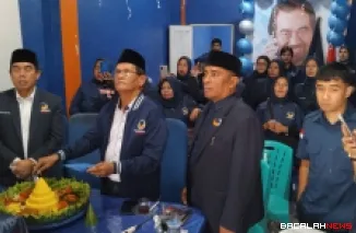 Ketua Partai Nasdem Kota Bukittinggi, Zulhamdi Nova Chandra bersama antusiasme kader ikut menyaksikan momen puncak acara yang ditandai dengan pemotongan tumpeng serentak secara virtual melalui Zoom Meeting. Foto istimewa.