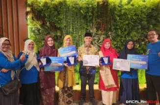 Para guru dan siswa sekolah di Padang Panjang foto bersama sambil perlihatkan penghargaan dari hasil perlombaan yang mereka ikuti. Foto istimewa.