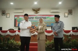 Wakil Ketua DPRD Tanah Datar Kamrita didampingi Nurhamdi Zahari menyerahkan pandangan umum fraksi DPRD kepada Wabup Ahmad Fadly.