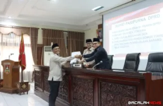 Yundri Refno Putra, S.T dari Fraksi Partai Gerinda saat menyerahkan dokumen Padangan Fraksinya. Foto istimewa.