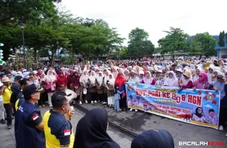 Guru se-Kabupaten Tanah Datar mengikuti gerak jalan jantung sehat memeriahkan Hari Guru Nasional dan HUT PGRI ke-80 di Lapangan Cindua Mato Batusangkar.