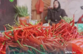 Seorang pedagang di Pasar Padang Panjang tengah menunggu pembeli. (Foto Kominfo).