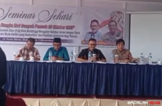 Budayawan dan Tokoh Sejarah H Hasril Chaniago saat menyampaikan materi dalam acara seminar sehari digelar DPC PJS Kota Bukittinggi. Foto Bacalahnews