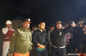 Wako Hendri Arnis saat meninjau pembersihan longsor yang menerjang jembatan kembar di kota Padang Panjang. Dok