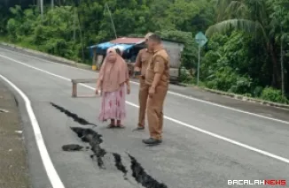 Jalan di Bukit Peti-Peti, Kelurahan Teluk Bayur, Kota Padang amblas, Senin (24/11/2024). (Foto Kominfo)