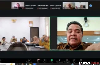 Bupati Agam Benni Warlis saat memimpin zoom meeting bersama Sekretaris Daerah Kabupaten Agam, Dr. Mhd Lutfi, pimpinan OPD dan para camat dalam menghadapi cuaca ekstrem yang terjadi, Selasa (25/11/2025). Foto Kominfo