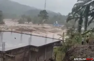 Air menerjang perkampungan warga di Jorong Kampung Tangah Timur, dan Jorong Kayu Pasak, Nagari Salareh Aia, Palembayan, pada Kamis (27/11/2025). Foto Anizur.