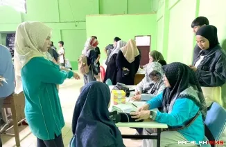 Sejumlah warga Kota Padang Panjang tampak antusias memeriksa kesehatan secara gratis pada rangkaian memperingati Hari Ulang Tahun Korpri ke-54. (Foto Kominfo)