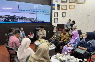 Sekda Andree Algamar saat menerima Konjen Malaysia Medan di Lounge Akmal Usman Balai Kota Padang, Aie Pacah, Kamis (20/11/2025). (Foto Kominfo)
