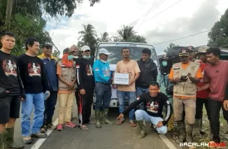 Komunitas pecinta otomotif LA Community saat menyalurkan bantuan kemanusiaan bagi warga Nagari Tigo Koto Silungkang, Kecamatan Palembayan, Kabupaten Agam, Sumatera Barat, Sabtu (29/11/2025). Foto Anizur