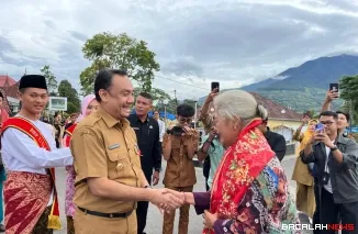 Wakil Bupati, Muhammad Iqbal sambut tim penilai dalam kategori Wonderful Indonesia Award (WIA) dari Kementerian Pariwisata RI ke Desa Wisata Koto Gadang, Senin (10/11/2025). (Foto istimewa).