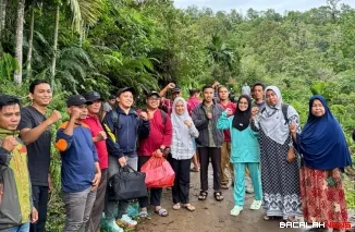 Sejumlah warga saat melepas dua tenaga kesehatan dari Puskesmas Batu Kambing, Kecamatan IV Nagari, Kabupaten Agam ke kawasan terdampak bencana galodo di Salareh Aia Timur, Jumat (28/11/2025) sore. Foto Anizur.