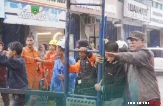 Wako Hendri Arnis ketika bersama warga dan petugas lainnya menahan tiang reklame di depan Masjid Taqwa Muhammadiyah agar tidak roboh. Foto istimewa.