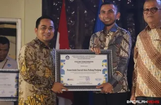Wawako Allex Saputra saat menerima penghargaan pada Malam Apresiasi Pendidikan Sumbar 2025 yang digelar BBPMP di Aula Engku Syafei Padang, Jumat (21/11/2025). (Foto Kominfo)