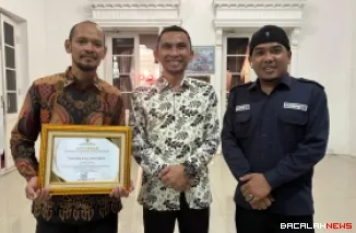 Wakil Wali Kota Padang Panjang, Allex Saputra saat menerima penghargaan Anugerah Keterbukaan Informasi Publik dari Komisi Informasi Sumatera Bara, Selasa (18/11/2025) malam. (Foto Kominfo)