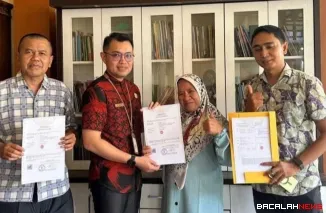 Dinas Perdagangan, Koperasi dan Usaha Kecil dan Menengah Kota Padang Panjang saat menyerahkan sertifikat HAKI kepada pelaku UMKM, Kamis (13/11/2025). (Foto Kominfo)