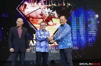 Bupati Tanah Datar Eka Putra menerima penghargaan dalam acara puncak RRI Award 2025 di Auditorium Abdurrahman Saleh RRI Jakarta.