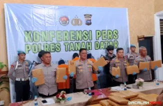 Wakapolres Tanah Datar Yulandi didampingi Kasatres Narkoba M. Arvi melihatkan barang bukti Ganja di Mapolres Tanah Datar.