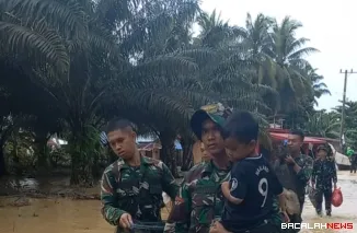 Para Prajurit Batalyon TP 897/Singgalang terlibat aktif dalam mengevakuasi warga yang terjebak banjir di Nagari Tiku V Jorong, Kecamatan Tanjung Mutiara, Kabupaten Agam, Jumat (28/11/2025). Foto Anizur