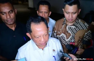 Menteri Dalam Negeri Tito Karnavian memberikan keterangannya kepada awak media di Istana Kepresidenan, Jakarta pada Senin, 24 November 2025. Foto: BPMI Setpres