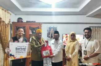 Pihak manajemen Telkomsel bersama petugas Dompet Dhuafa Singgalang saat menyalurkan bantuan sosial bagi masyarakat yang membutuhkan, Jumat (7/11/2025). (Foto Kominfo)