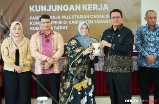 Wabup Tanah Datar Ahmad Fadly menyambut Kunker Panja Pelestarian Cagar Budaya Komisi X DPR RI di Pagaruyung.