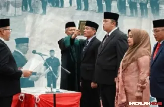 Wako Ramlan Nurmatias saat melantik pejabat di lingkungan Pemerintah Kota Bukittinggi. Dok