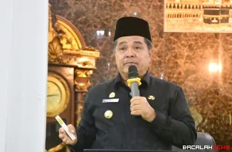 Bupati Agam, Ir. H. Benni Warlis, MM, Dt. Tan Batuah saat pengajian bertema "ASN Peduli dan Bekerja Tinggi" pada wirid rutin Korpri Kabupaten Agam di Masjid Agung Nurul Falah Lubuk Basung, Jumat (28/11/2025). Foto Kominfo.