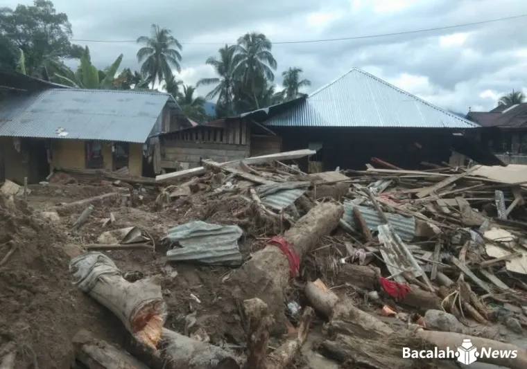Terlihat tumpukan kayu diantara bangunan rumah warga yang rusak berat dampak bencana Hidrometeorologi melanda Kabupaten Agam. Foto Anizur