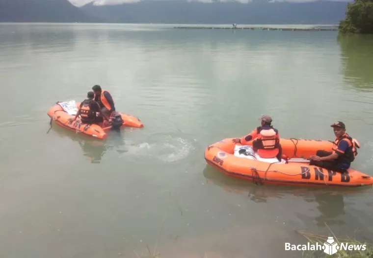 Terlihat dua perahu karet dari BPBD antar logistik ke Tanjung Raya lewat jalur air akibat terputusnya akses jalan darat menuju lokasi korban bencana Hidrometeorologi. Foto Anizur