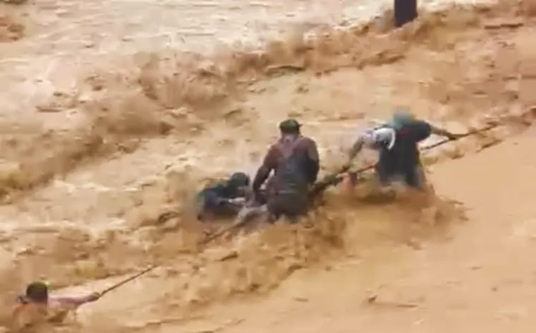 Banjir Terjang Batu Busuk Kota Padang, 2 Sempat Terseret, 12 Berhasil Dievakuasi